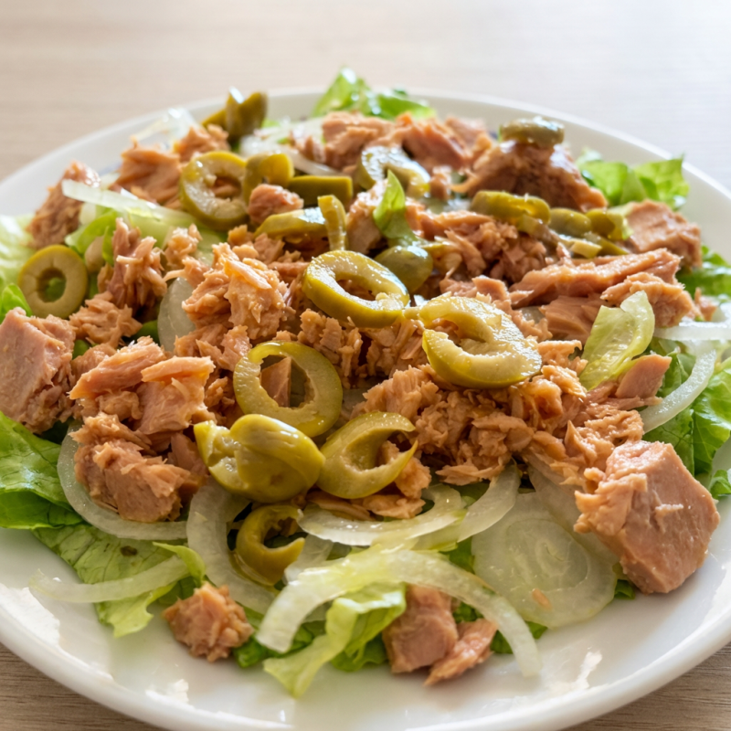 Salada de alface, coberta com delicioso atum sólido Tours, com cebolas fatiadas finas e azeitonas serve 2 pessoas