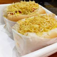 O dog com ovo é um cachorro-quente feito com pão, salsicha e ovo (geralmente frito), acompanhado de molhos e, às vezes, batata palha. 🌭🍳