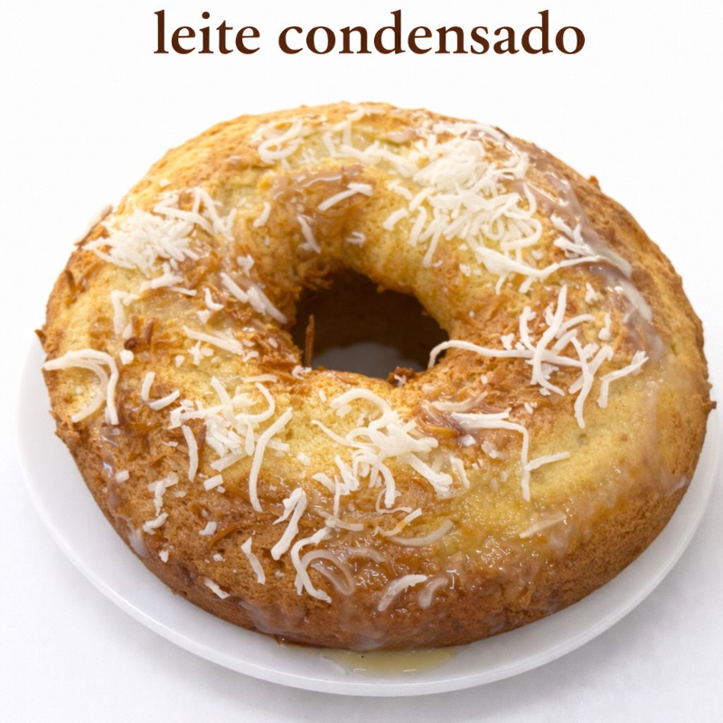 Bolo de Trigo, com a massa de creme de leite, adicionado coco dentro da massa, não usamos conservantes, fabricação diaria. Serve de 10 a 12 fatias.