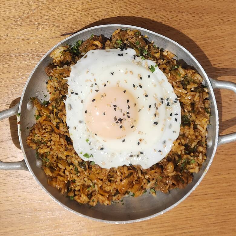 Arroz frito coreano com kimchi, sabor marcante e aquele toque picante irresistível!