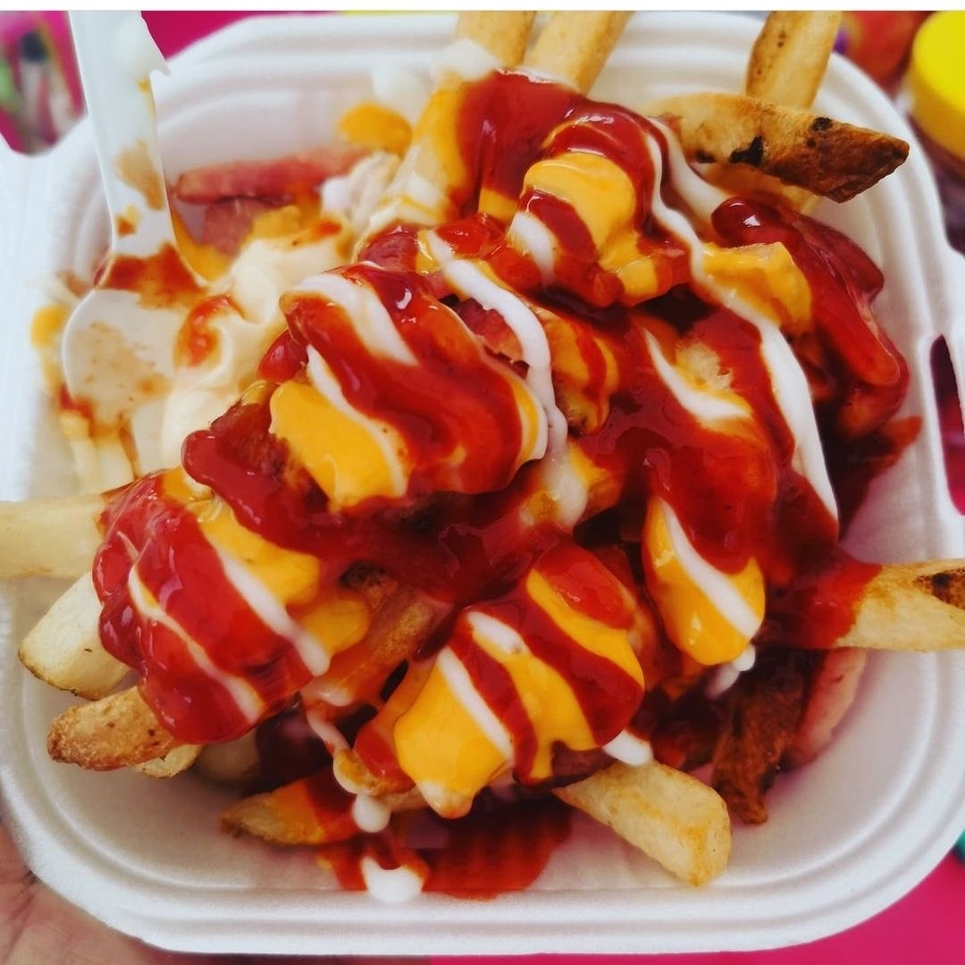 Papas Locas (( salchicha y aderezos ))