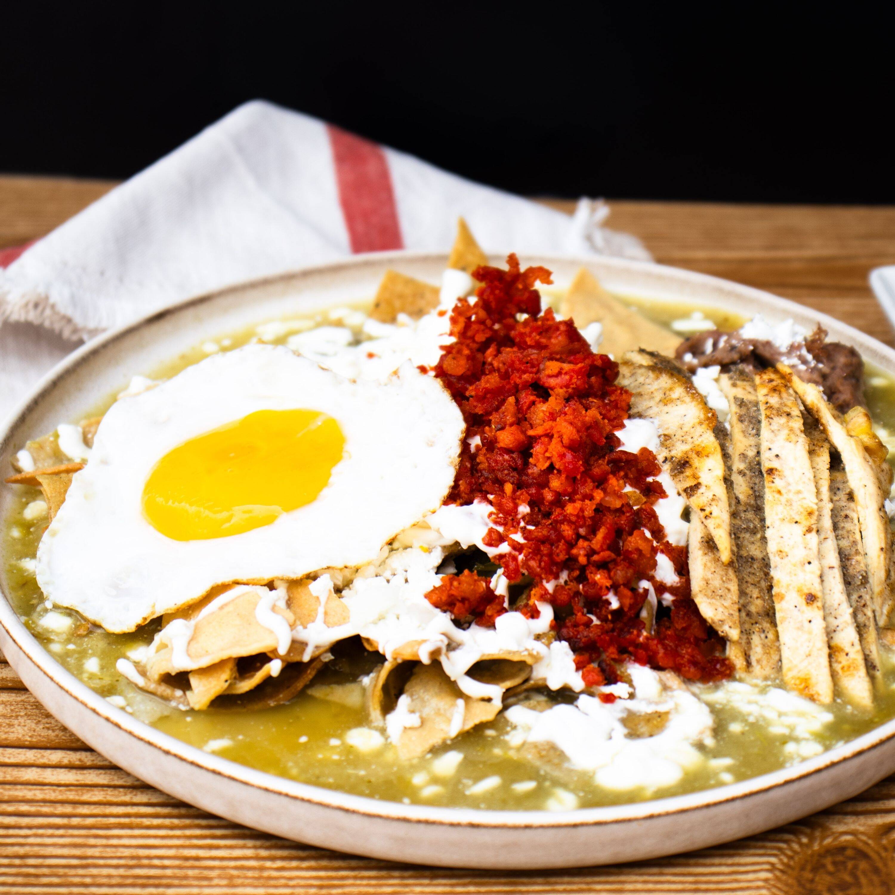 Paq. 3 Chilaquiles con Pechuga, Longaniza y Huevo