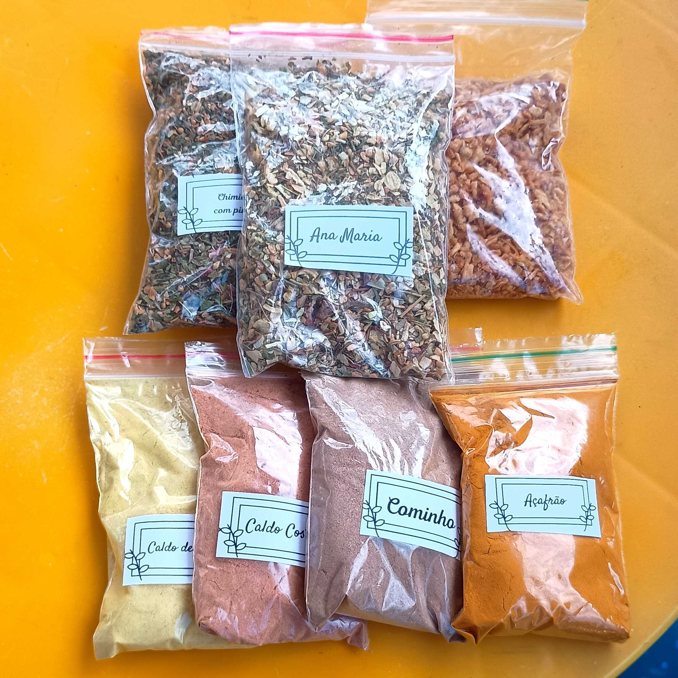 Kit carne, escolha até 5 opções.
Sugestoes:
Carne ensopada: experimente usar o caldo de costela, Edu Guedes e chimichurri.
Se gostar de um sabor levemente apimentado: Páprica picante, gengibre, pimenta do reino.
Churrasco na brasa ou na air fryer: sal de parrilla, Páprica defumada, chimichurri.
Bifes na frigideira: finalize com alho frito, cebola frita.
Sabores bem caseiros: nordestino, mineiros, do chef.