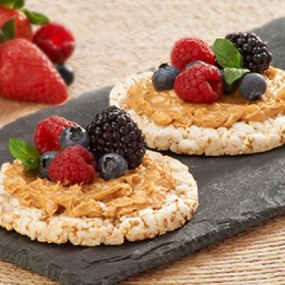 GALLETAS DE ARROZ C/ CREMA DE CACAHUATE Y FRESAS