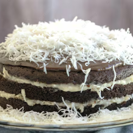 O bolo da infância! Bolo de chocolate com recheio de coco e cobertura de brigadeiro caseiro. É de encher os olhos de desejo e a alma de alegria.
Serve 8 fatias.