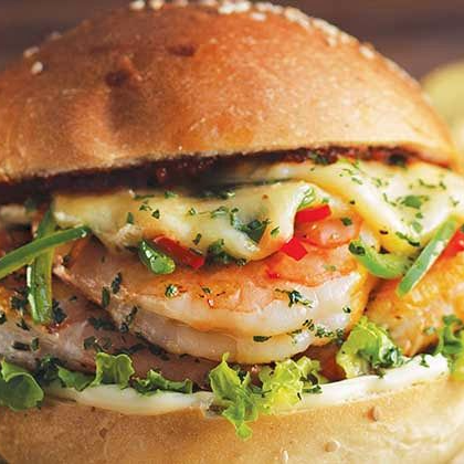 HAMBURGUESA DE CAMARON ENVUELTO DE TOCINO CON PAP