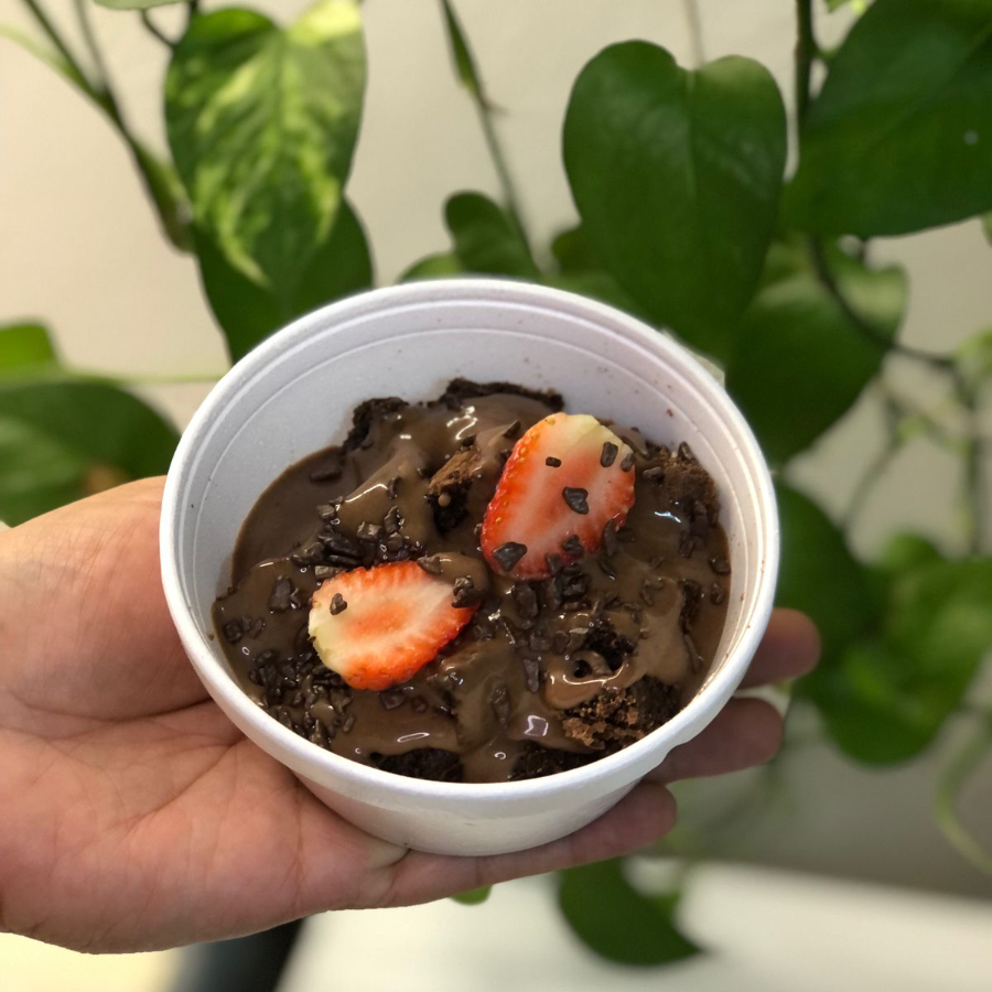 **Brownie Alagado**
Brownie intenso de 50% cacau, com textura densa e levemente úmida, combinado com chocolate nobre para realçar ainda mais sua riqueza de sabor. Finalizado com uma generosa cobertura de brigadeiro gourmet 50% cacau, criando uma camada cremosa e envolvente que “alaga” o brownie. Uma sobremesa marcante, equilibrando o amargor suave do chocolate com a doçura cremosa do brigadeiro.