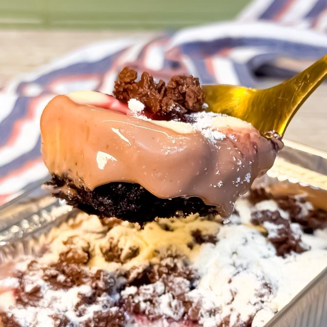 Bolo Intenso de cacau na marmita, molhado com calda de chocolate e coberto com brigadeiro cremoso de leite ninho, crocante de chocolate meio amargo e geleia artesanal de frutas vermelhas.