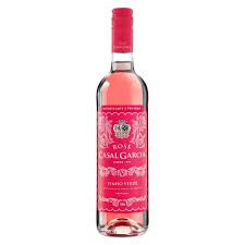 O Vinho Casal Garcia Rosé é um vinho rosé português produzido pela Casal Garcia, uma das marcas de vinho mais conhecidas de Portugal. Possui uma cor rosa claro e brilhante, com aromas de frutas vermelhas frescas, como morangos e framboesas, além de notas florais e nuances cítricas. Na boca, é leve, refrescante e equilibrado, com acidez agradável e final de boca frutado. É um vinho versátil, ideal para acompanhar pratos leves, como saladas, peixes, frutos do mar e carnes brancas, ou simplesmente para ser apreciado como aperitivo em momentos descontraídos. É uma opção deliciosa e acessível para os amantes de vinhos rosés que buscam um vinho português de qualidade.