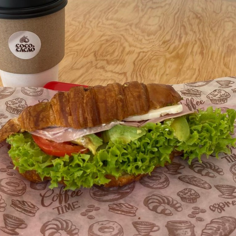 Croissant con Jamon de Pavo y Queso Manchego