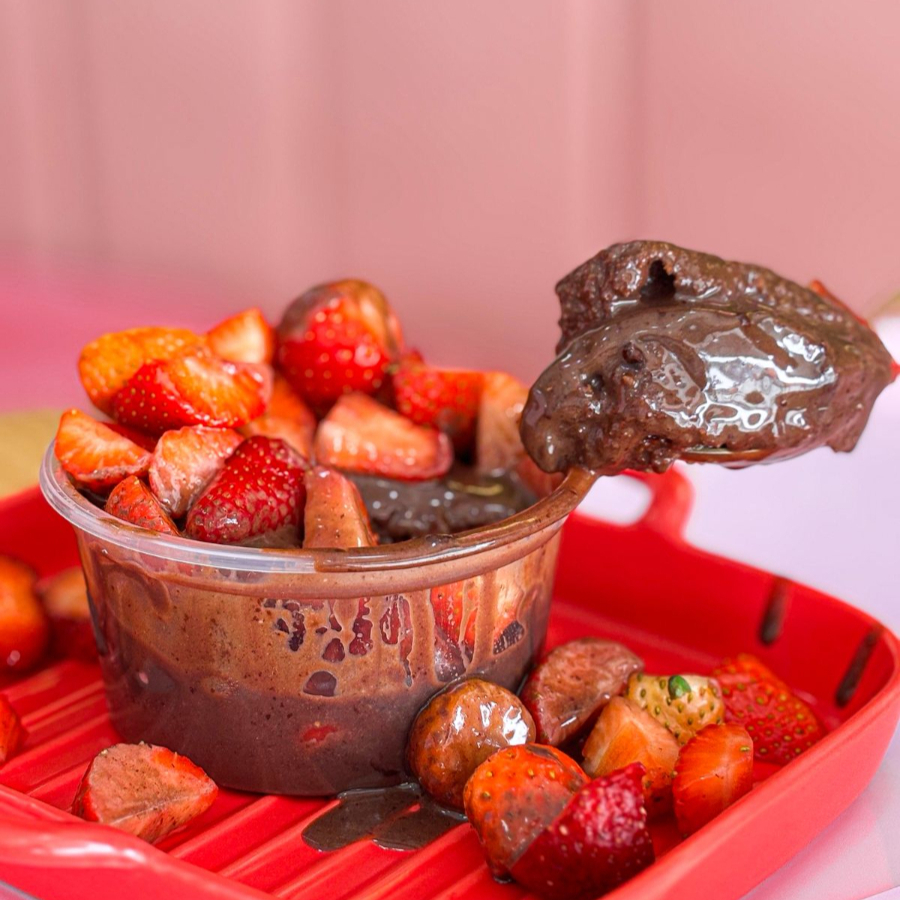 CORTE DE BOLO RECHEDO SABOR MORANGO E CHOCOLATE COM MUITA CALDA