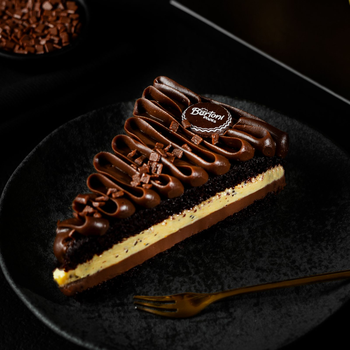 Massa de chocolate intensa recheada com maracujá e brigadeiro cremoso, finalizada com mais brigadeiro e granulado ao leite. (Aprox. 250g)
Obs.: a Bertoni Doces não altera nenhum produto ou retira/adiciona ingrediente.