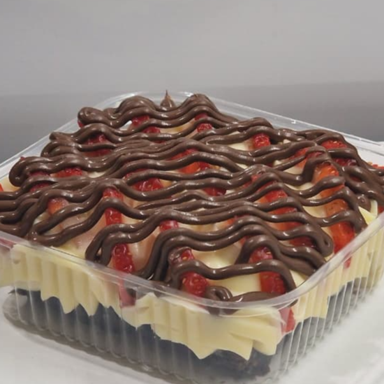 Brownie artesanal macio por dentro, coberto com creme de Ninho, Nutella original e morangos frescos cortadinhos. Serve 1 pessoa +-200gr