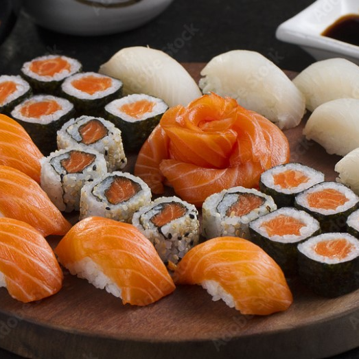 Delicioso combo pensado para matar sua fome! Neste combo, você pode selecionar entre as opções de Sushis fritos, naturais ou adicionar um Temaki