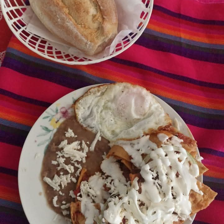 CHILAQUILES VERDES CON HUEVO ESTREALLADO