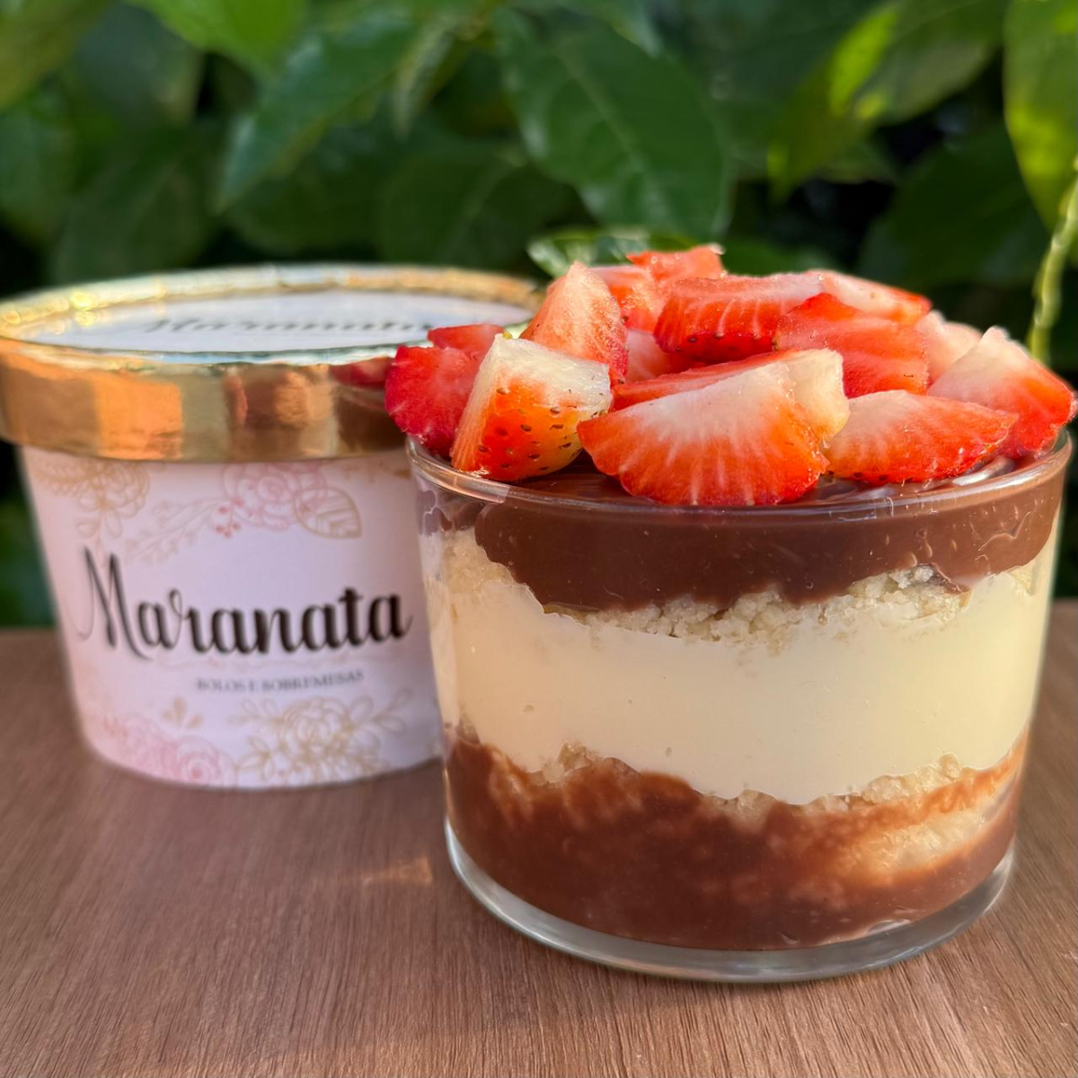 Massa fofinha de baunilha molhada com calda de leite condensado com pedaços de morangos frescos recheado com brigadeiro de Ninho cremoso e brigadeiro gourmet. Enviado em nosso pote biodegradável. Ótima opção para presente.