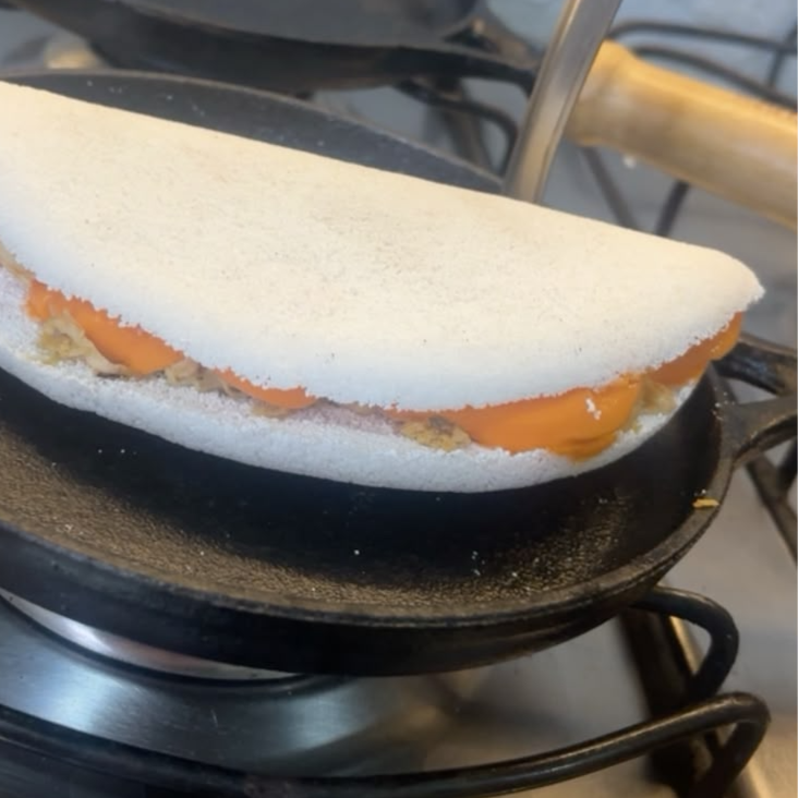 Tapioca com goma macia recheada com frango desfiado e cheddar cremoso