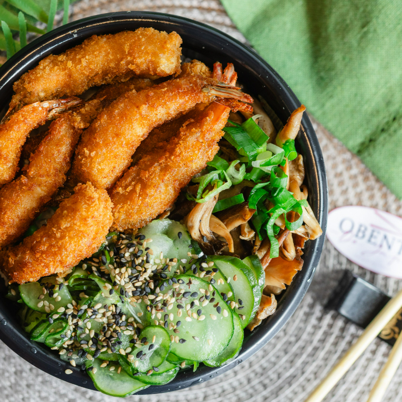 Bowl com Camarão Frescos e limpos são temperados e cuidadosamente empanados, escolha sua base de arroz yakimeshi ou Gohan, acompanha pepino sunomono, cogumelos shimeji e a proteína empanada finalizada com cebolinha.