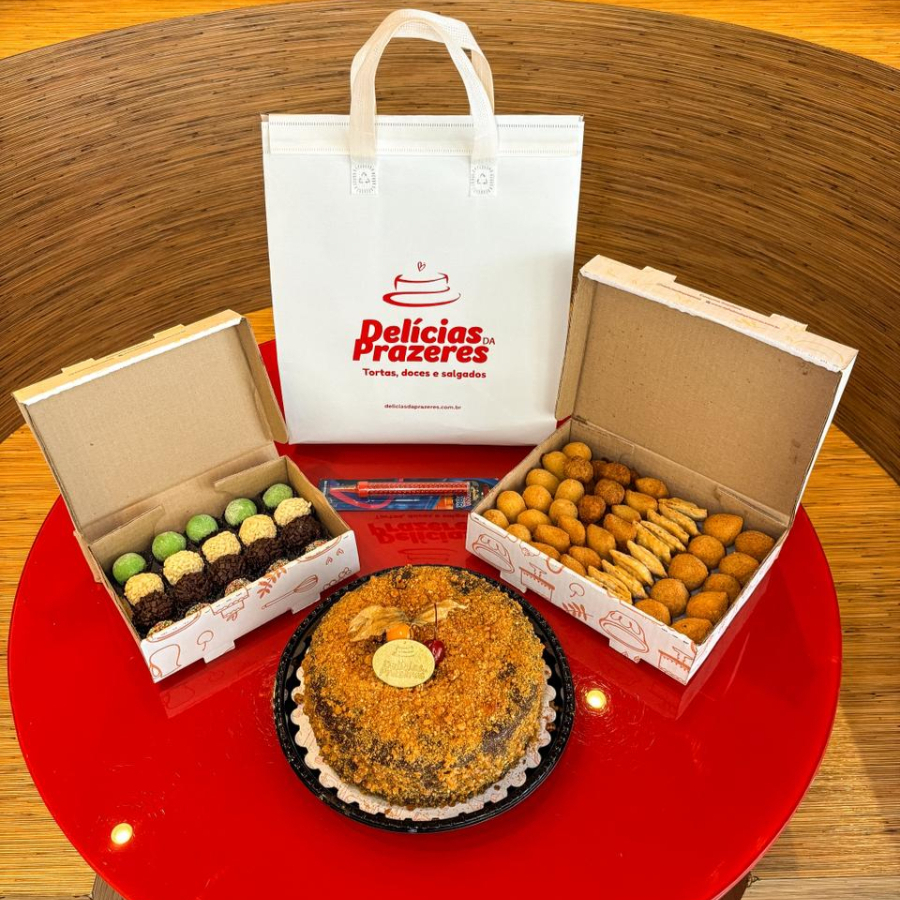 1 Torta média (aproximadamente 1.400kg), 40 salgados tradicionais + 10 pasteis de carne + 15 doces gourmet + 05 surpresas de uva + 1 vela vulcão + 1 sacola térmica.
