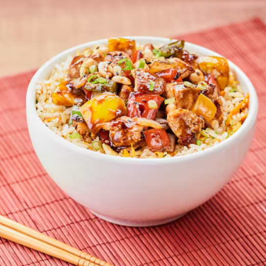 Cubos de frango grelhado com legumes coloridos salteados, mergulhados em um molho oriental irresistível e servidos com arroz yakimeshi, finalizado com amendoim. Uma explosão de cor e sabor!