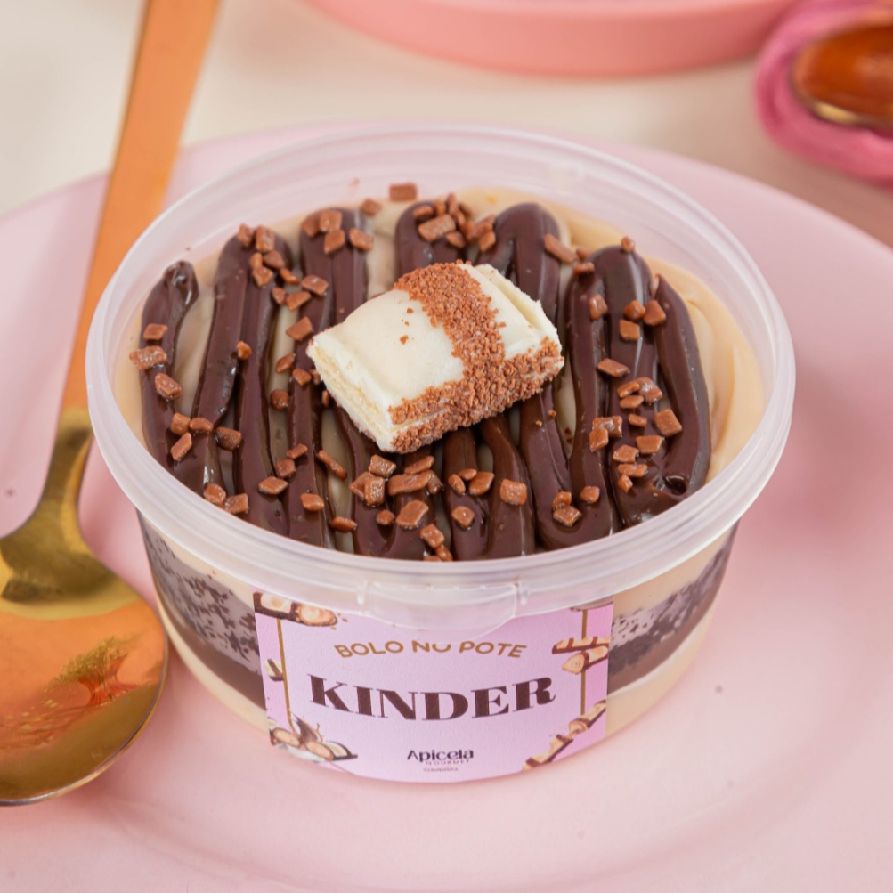 Massa de chocolate 50% cacau molhadinha, com recheio de creme Kinder cremoso ,( receita exclusiva Apicela Gourmet), com toque de recheio de chocolate. Exclusivo ,e muuito perfeito o nosso creme Kinder! Pote - 250 ml