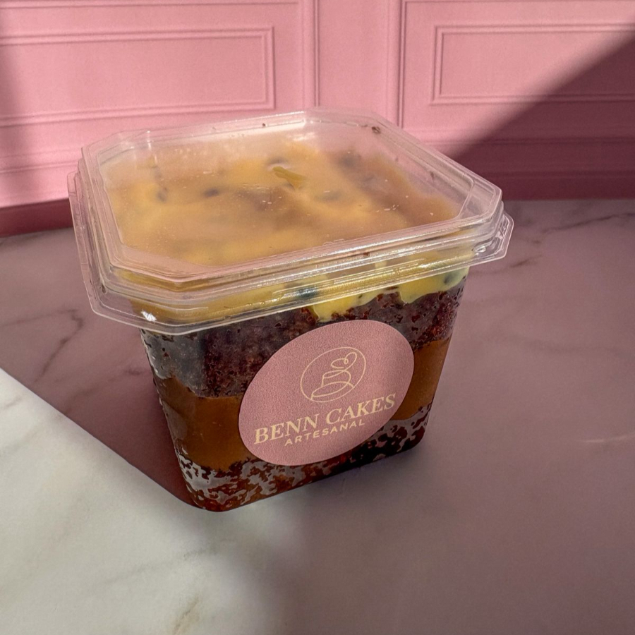 Bolo de pote de chocolate fofinho com brigadeiro de chocolate e de maracujá, combinando doce e azedinho numa explosão de sabor a cada colherada!