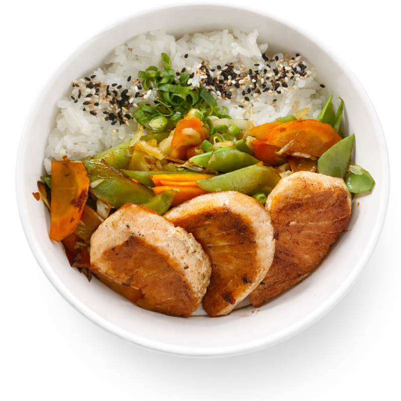 Legumes salteados na manteiga (repolho, acelga, cenoura, ervilha-torta e brócolis), arroz branco e proteína à escolha: salmão, atum, camarão, shimeji, frango ou isca de carne. Acompanha sunomono ou cebola roxa na conserva.
