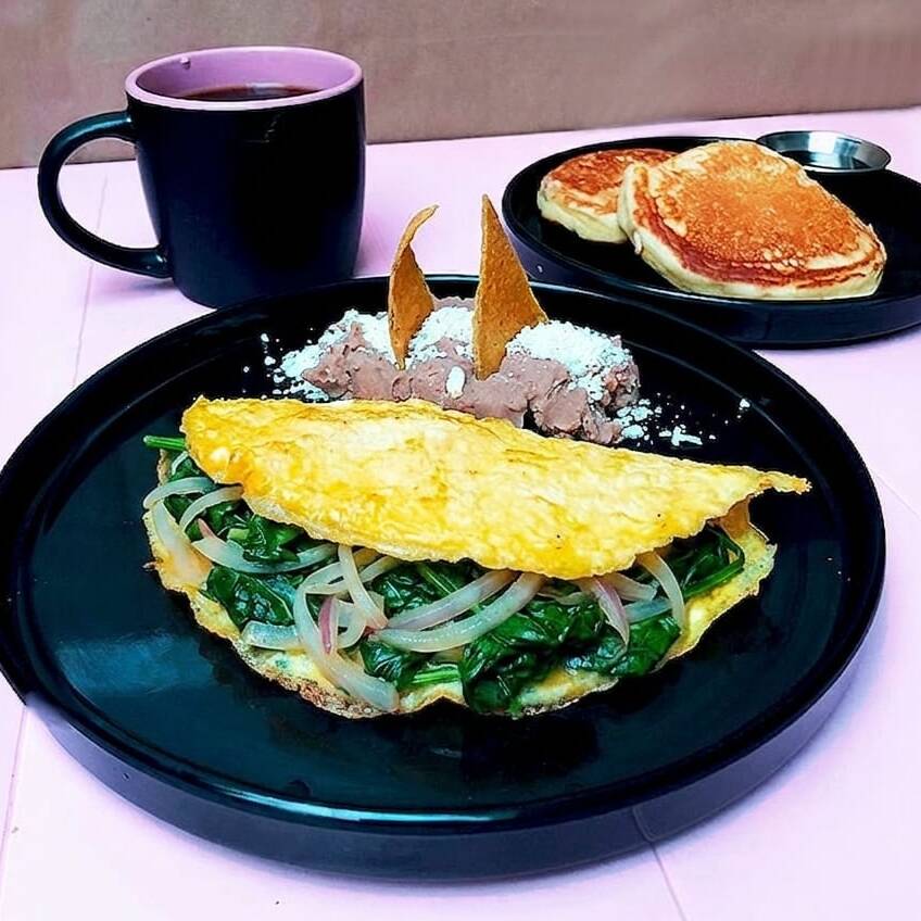 Omelette de Espinaca + Café + 2 Mini Hot Cakes