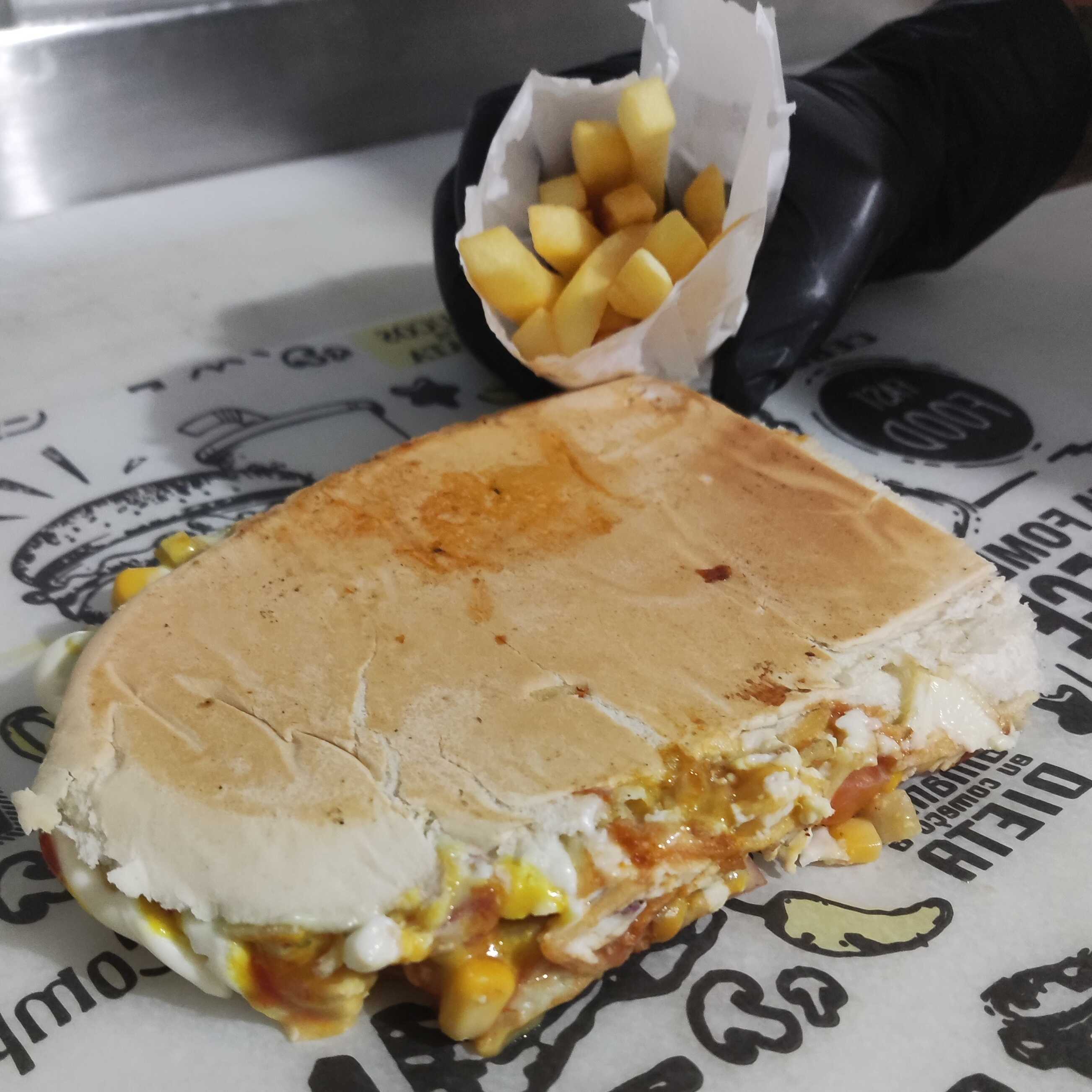 Pão 13cm, 1 Salsicha, Milho, Batata Palha, Maionese, Mostarda, Ketchup, Catupiry ou Cheddar + Batata Frita.