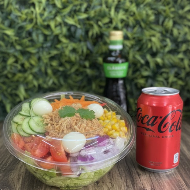 Sala de frango com coca cola lata