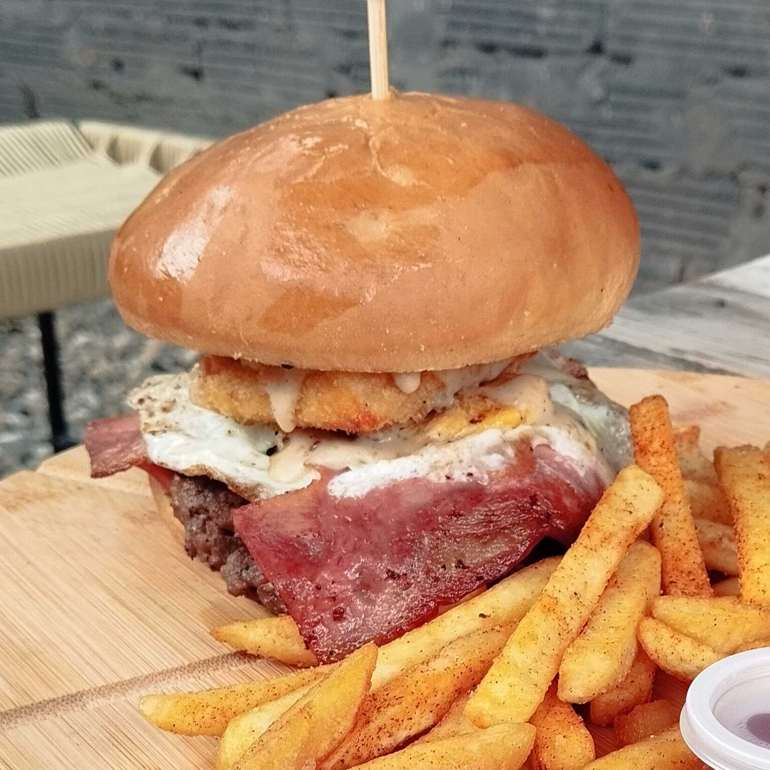 Costeña Burger + Papas + Gaseosa