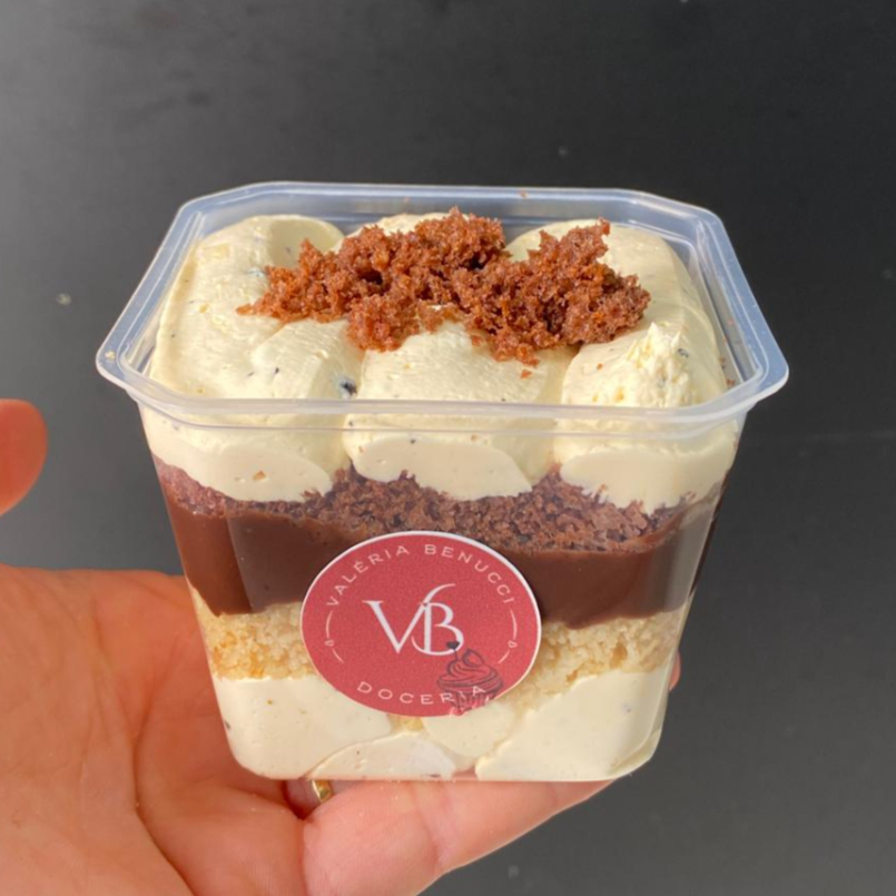 Mousse de maracujá, massa de chocolate 100% artesanal, brigadeiro gourmet de chocolate