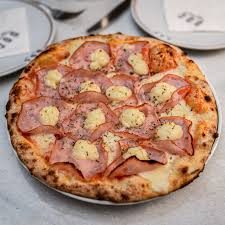 massa tradicional, molho de tomate, queijo mussarela, lombo, cream chesse, cebola, oregano