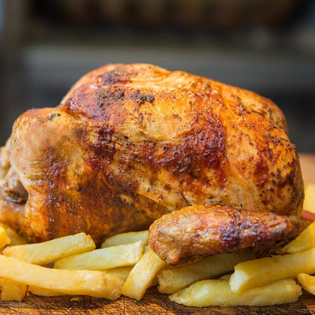 Pollo Entero + Papas Fritas + Cremas