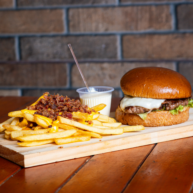 01 Príncipe burguer, Batata c/ Cheddar e Bacon + guaravita . O 'Combo Príncipe' é uma requintada seleção do nosso menu 'Combos do Rei'. Contém um suculento 'Príncipe Burger', feito com ingredientes selecionados e primorosamente preparado para agradar até os paladares mais exigentes. Acompanhado de crocantes batatas, cobertas com um generoso molho Cheddar e pedaços de Bacon crocantes, que trazem um