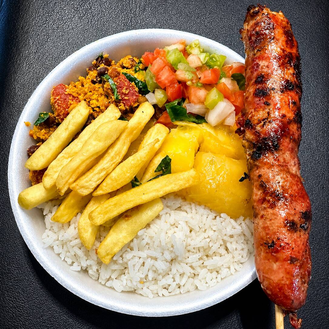 Arroz, feijão tropeiro ou caldo, vinagrete, mandioca, batata frita.