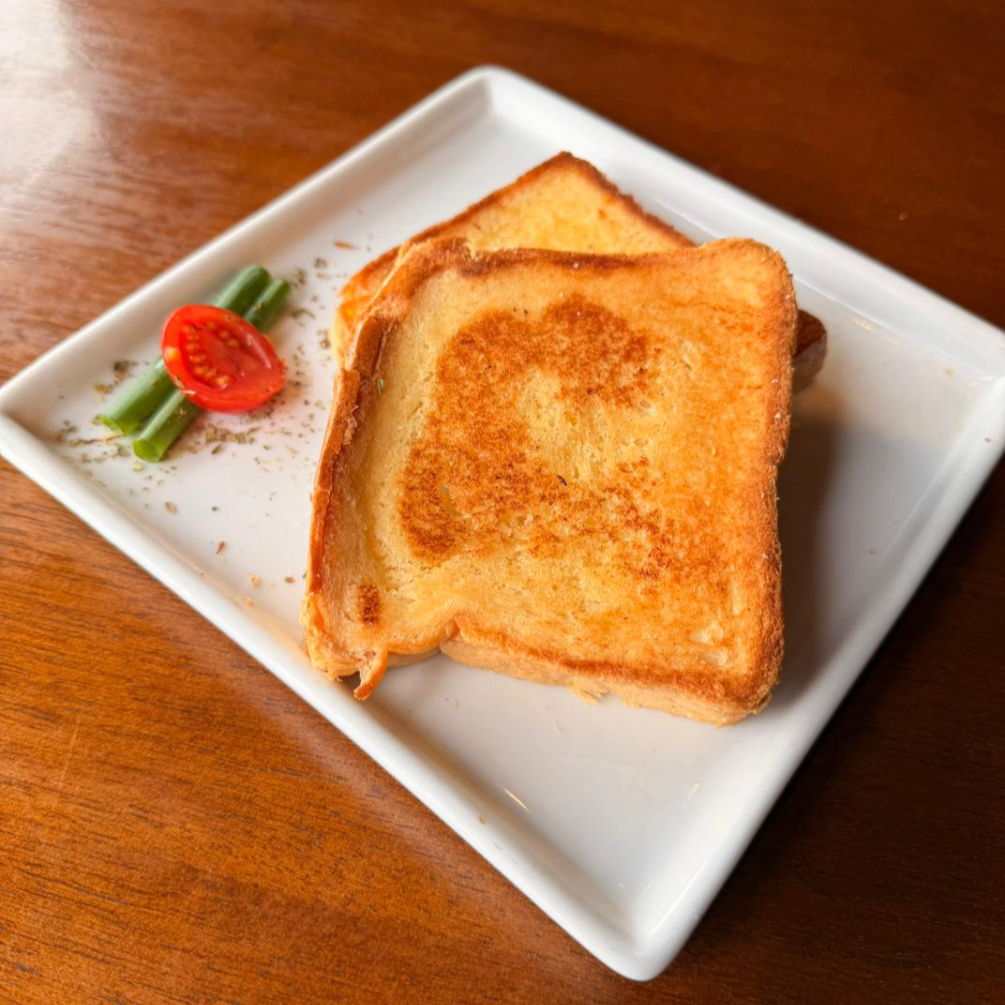 O clássico que nunca erra! Pão quentinho com aquela manteiga derretendo que abraça a alma.