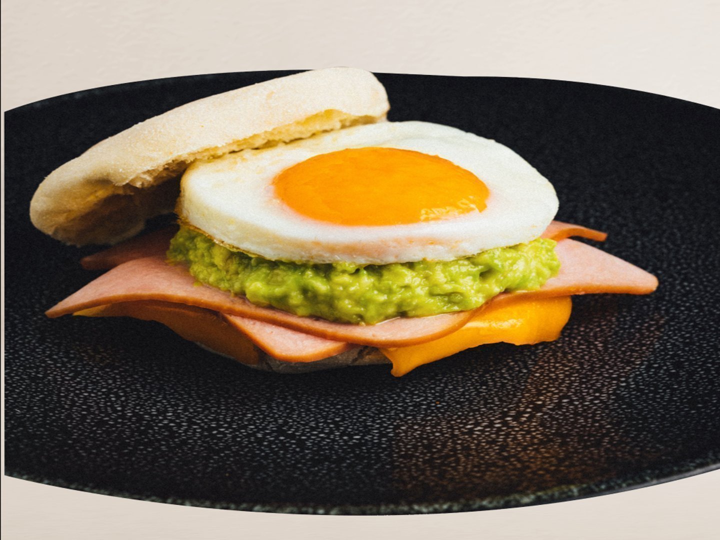 sánguche de huevo, jamón y palta.