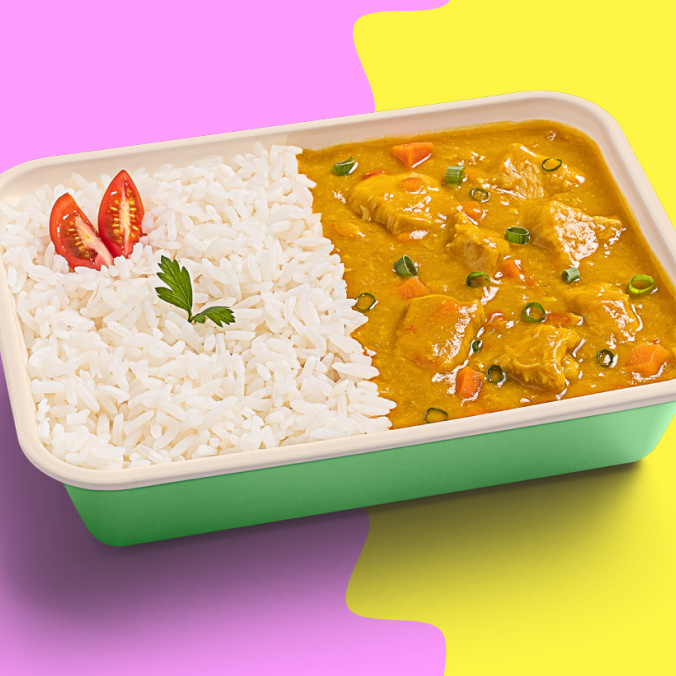 Frango ao curry, acompanhado de um delicioso arroz trivial, tomate-cereja, salsinha, cebolinha, coentro e um azeite irresistivelmente temperado que vai levar você para um mundo de sabor e aromas envolventes. Bora?