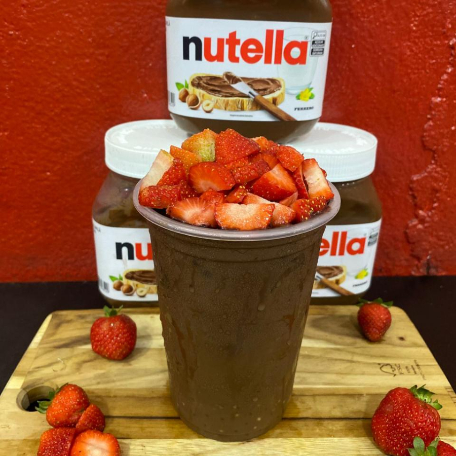 Açaí Trufado (Vários Tamanhos) Uma explosão de sabor e cremosidade! 🍫 Se o açaí sozinho já é bom, trufado ele fica surreal! Imagine o nosso açaí super gelado combinado com uma camada generosa e irresistível de trufa, criando um contraste de sabores que derrete na boca. É a escolha definitiva para os verdadeiros apaixonados por sobremesas intensas. Dê o seu toque final: Combine essa delícia com frutas frescas ou cereais crocantes. Disponível nos tamanhos 300ml, 440ml, 550ml e 770ml. Prepare-se: cada colherada é um caminho sem volta! 😍🔥