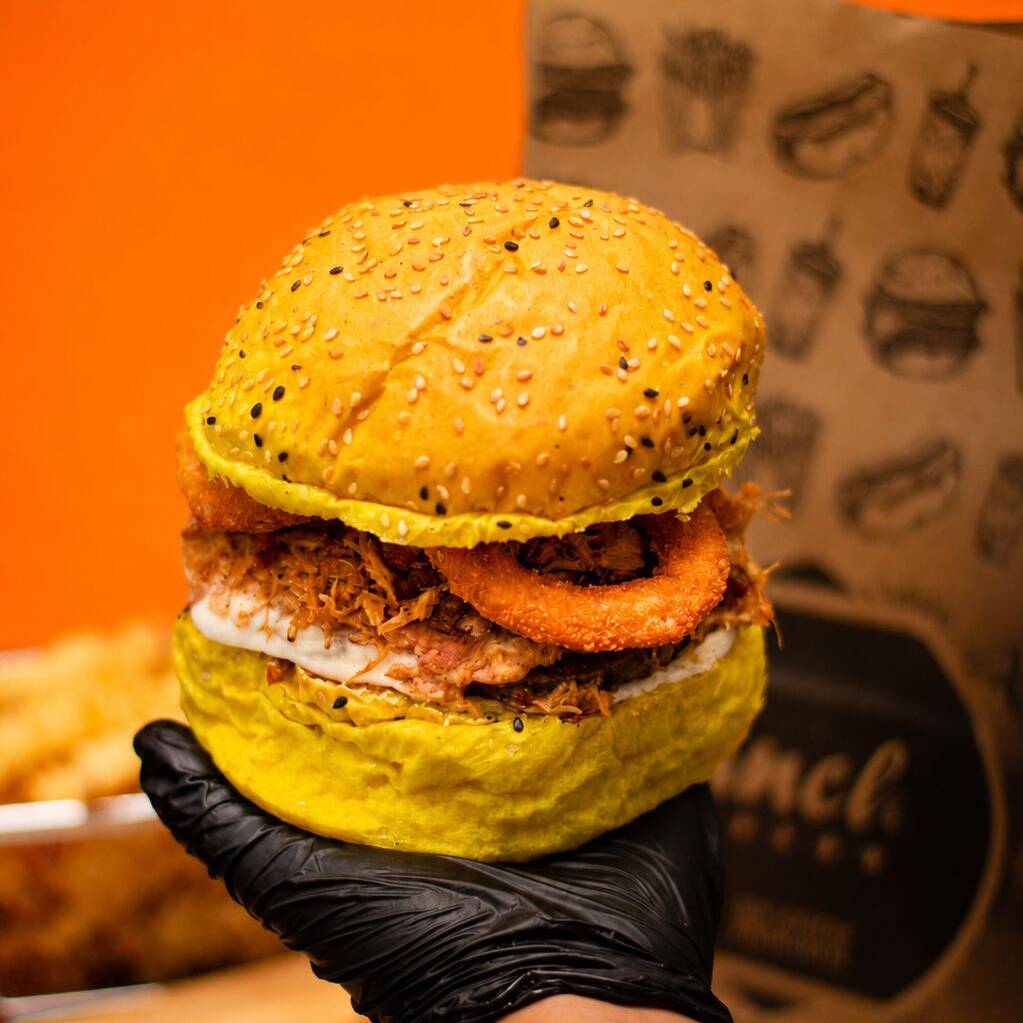 Pão De Hamburguer Fofinho Com Carne De Hamburguer Tradcional De 90g +Uma Carne De Frango De 56g Acompanha Bacon Premium Com Calabresa Curada, Frango Desfiado , Presunto E Mussarela De Alto Padrão, Ovo Especial + Quatro Aneis De Cebola +Nosso Molho Da Casa Enviado Separadamente.