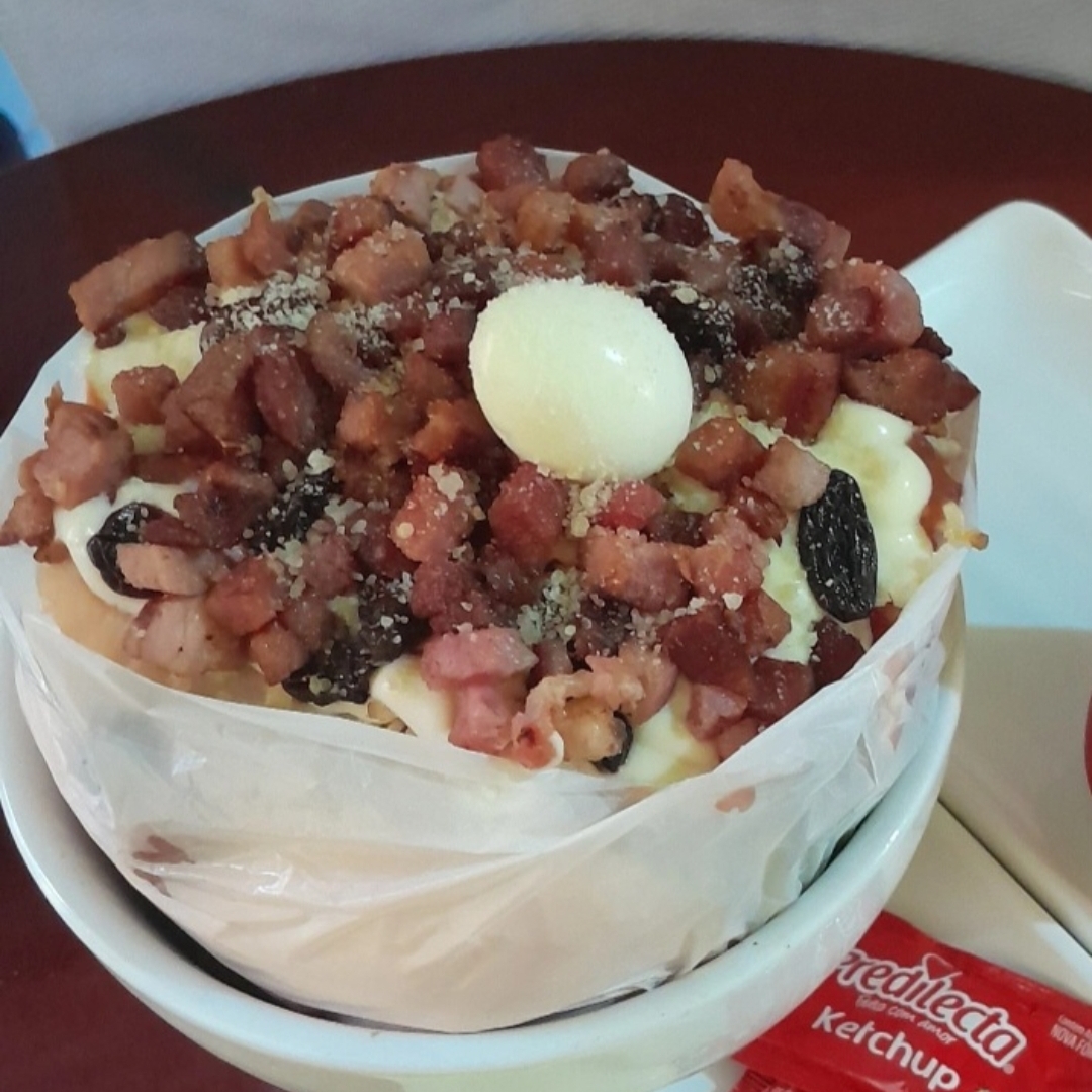 Pão, carne, ovo, mussarela, presunto, salada, bacon, batata palha, passas, molhos e queijo ralado