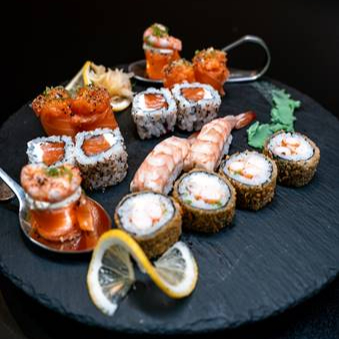 04 Cariocas de Salmão, 02 Niguiri de Camarão, 04 Uramaki de Salmão, 02 Ebi Joy e 04 Joy Joy. (Não alteramos peças).