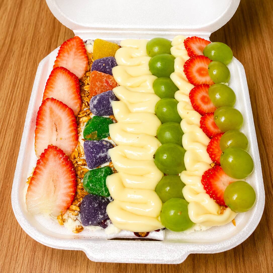 Ganhe +1 Adicional Grátis! Tigela completa com: Morango, Banana, Uva, Leite em pó, Amendoim, Leite condensado, e Avelã.