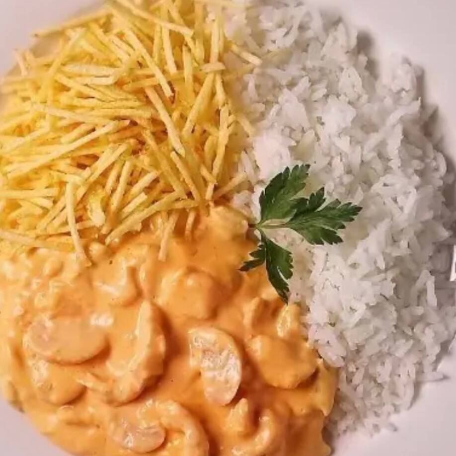 Acompanhado por arroz branco, purê de batata e batata frita.