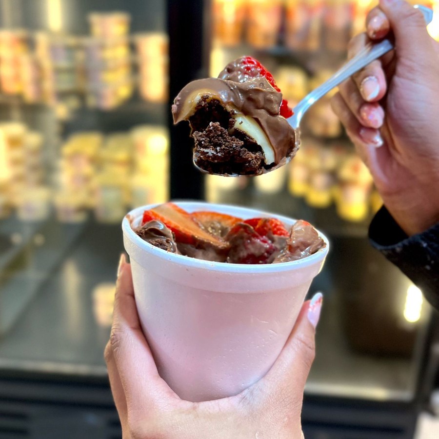 Brownie, brigadeiro de Ninho, ganache e morango. (360ml)