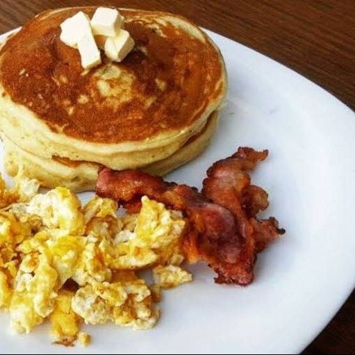Hot Cakes con Maple y Tocino Huevos Revueltos