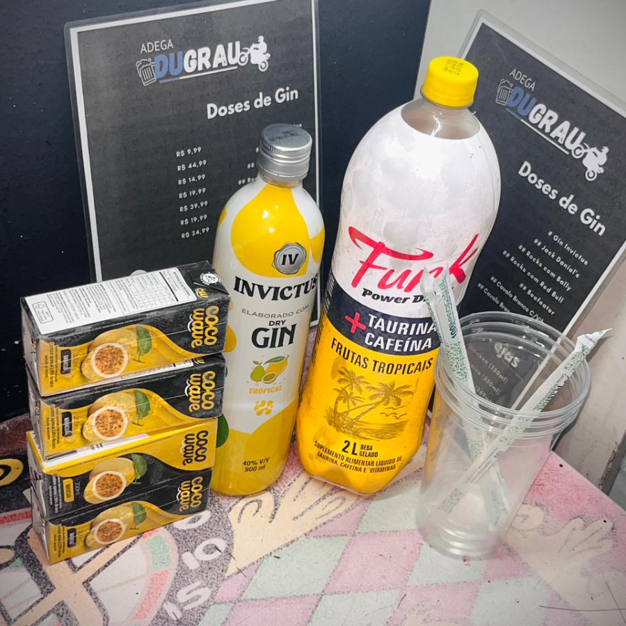 4 copos 4 canudos 2 Gelo de Maracujá 2 Gelo de Pêssego 1 Gin Tropical, 1 Baly 2L Tropical