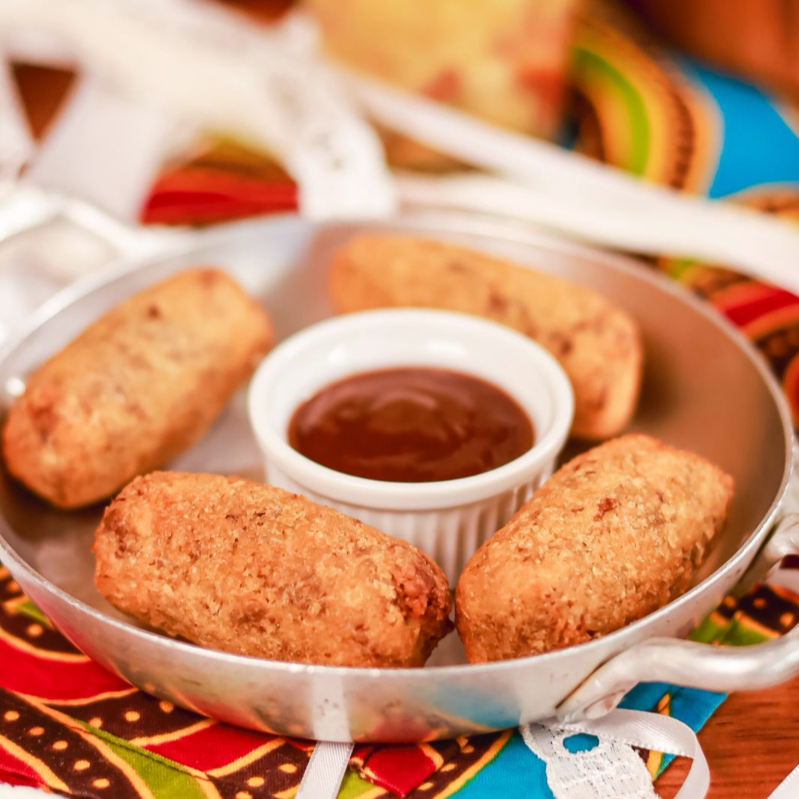 O Delicioso quarteto do croquete de carne de panela queridinho do Altar, feito com 100% de carne de panela e muito amor. Acompanha nosso famoso molho barbecue de goiabada
