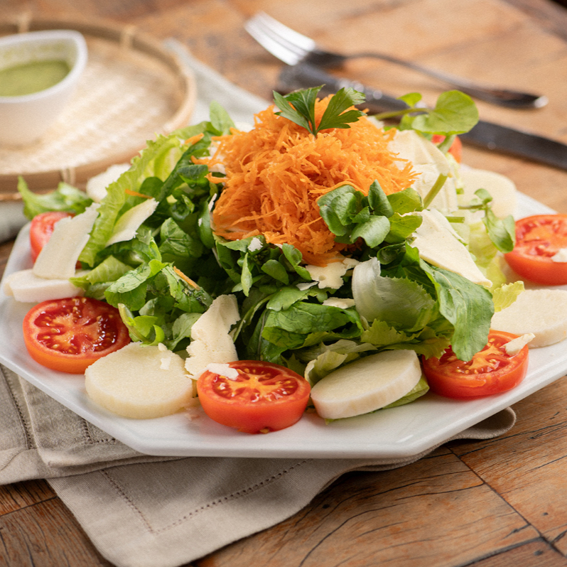 Salada com alface, rúcula, agrião, tomate, palmito, cenoura e lascas de queijo provolone (Serve até 3 pessoas)